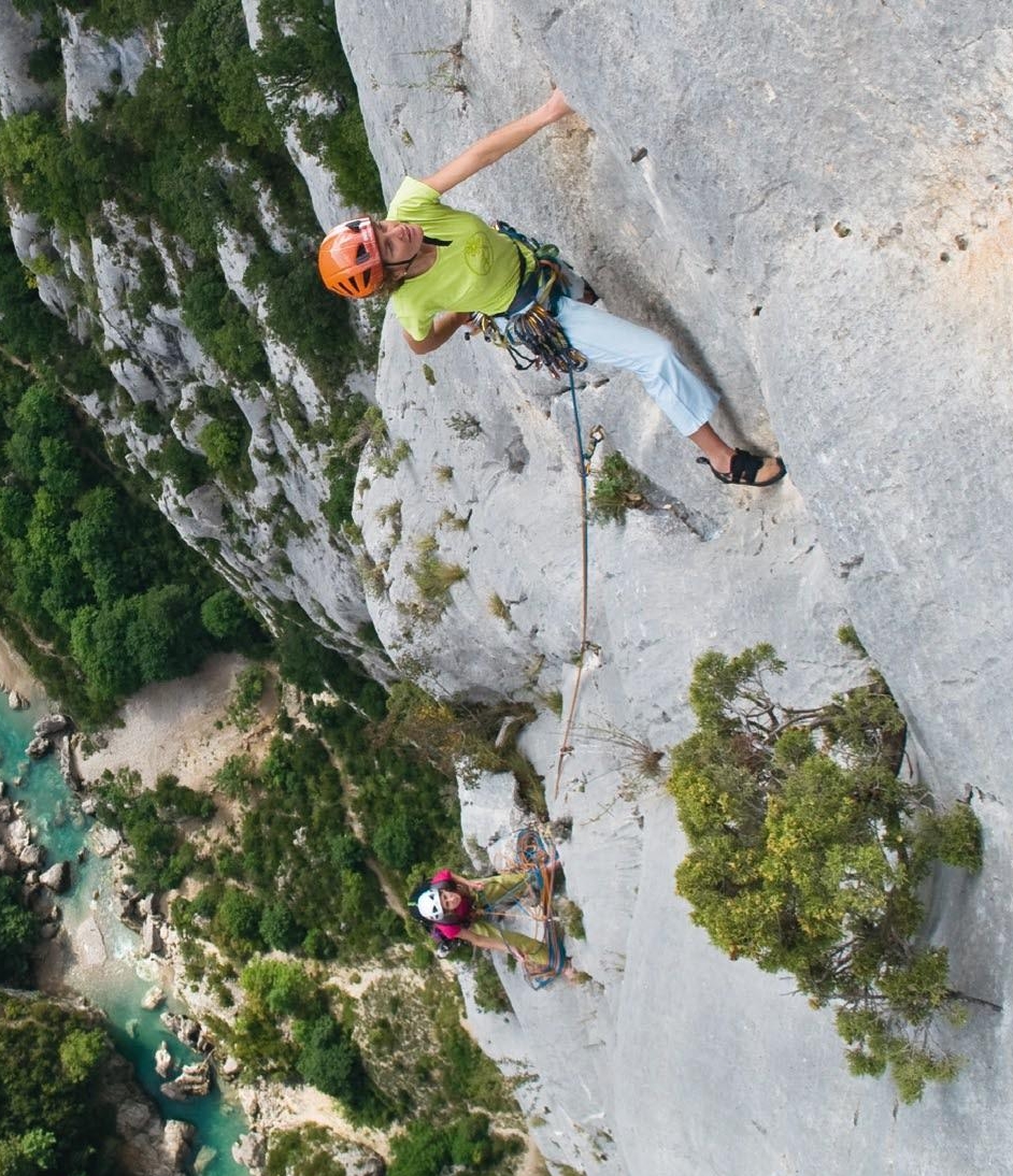 Napredovanje prvega v navezi s spodnjega sidrišča (Vir: Petzl)