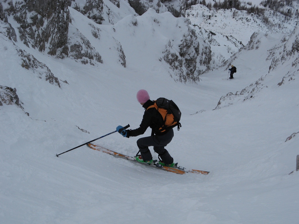 Osrednja grapa v Begunjščici. Turno smučanje prehaja v alpinistično.